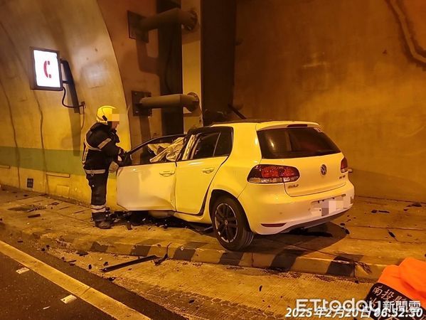 ▲37歲男子開車行經國道6號國姓一號隧道，不慎發生自撞、車毀人亡。（圖／記者高堂堯翻攝）
