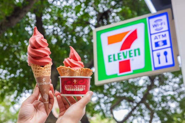 ▲▼「7-ELEVEN X COLD STONE複合店」合作星宇航空，推出2款奢華冰品「紅絲絨甜心派冰淇淋」、「紅絲絨可可莓果酷聖霜霜淇淋」。（圖／業者提供）