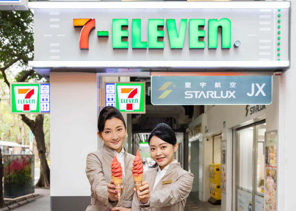 ▲▼「7-ELEVEN X COLD STONE複合店」合作星宇航空，推出2款奢華冰品「紅絲絨甜心派冰淇淋」、「紅絲絨可可莓果酷聖霜霜淇淋」。（圖／業者提供）