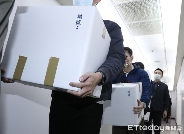 ▲▼林岱樺 辦公室遭搜索 檢調帶走多箱資料。（圖／記者屠惠剛攝）