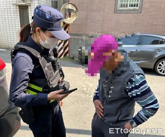 ▲屏東警分局大同派出所警員邱思閔及張志裕載許姓阿北返家             。（圖／記者陳崑福翻攝）