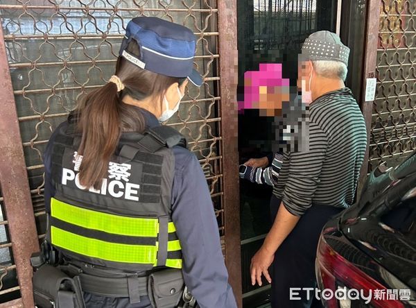 ▲屏東警分局大同派出所警員邱思閔及張志裕載許姓阿北返家             。（圖／記者陳崑福翻攝）