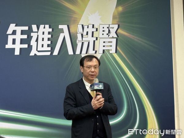 ▲▼健保署將於3月1日起擴大SGLT2抑制劑健保給付，由左至右為台灣腎臟醫學會監事邱怡文、健保署署長石崇良、中華民國心臟學秘書長謝宜璋。（圖／記者洪巧藍攝）