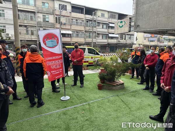 ▲台南市消防局第七大隊20日至明興老人長期照顧中心，辦理場所實地踏勘，藉此強化消防人員火場救災能力，並提升長照住民與機構人員的防火防災意識。（圖／記者林東良翻攝，下同）