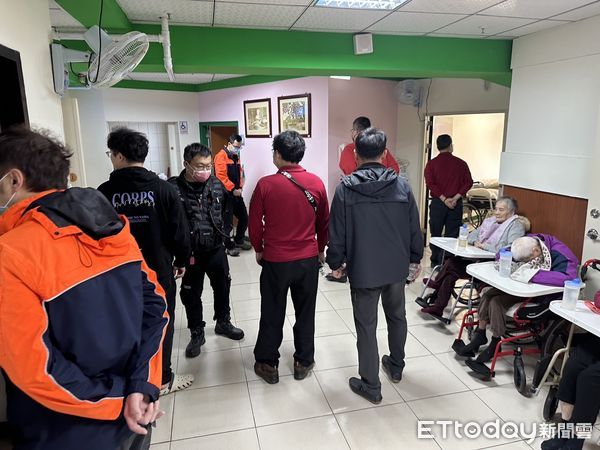 ▲台南市消防局第七大隊20日至明興老人長期照顧中心，辦理場所實地踏勘，藉此強化消防人員火場救災能力，並提升長照住民與機構人員的防火防災意識。（圖／記者林東良翻攝，下同）