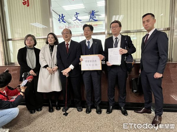 ▲▼ 民進黨立院黨團三長及委任律師於憲法法庭受理案件處召開遞送釋憲聲請書記者會。（圖／記者許靖騏攝）