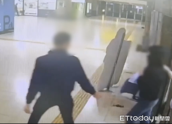 ▲▼年約30歲新加坡籍劉姓女粉絲（右）被警方帶走             。（圖／記者陸運陞翻攝）