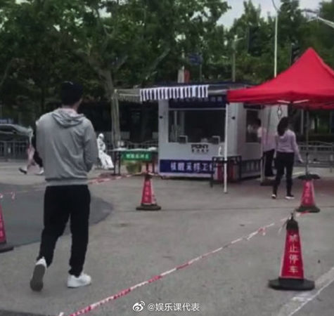 ▲▼狗仔曝陳曉喝到爛醉影片。（圖／翻攝自微博）