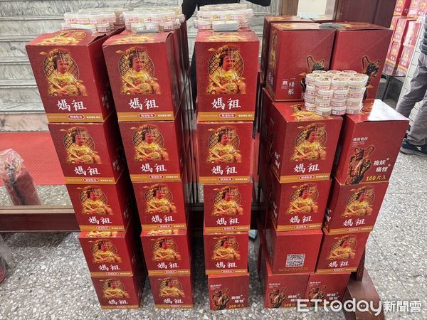 ▲協和田實業有限公司總經理王文男，捐贈媽祖一條根痠痛貼布約1萬片及藥膏一批，由救災救護第一大隊大隊長邱國禎代表接受。（圖／記者林東良翻攝，下同）