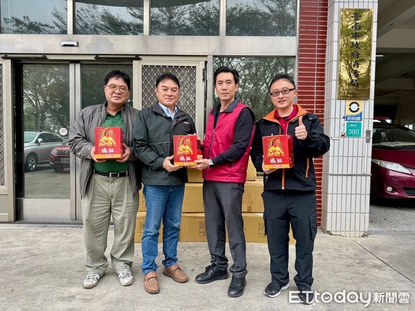 ▲協和田實業有限公司總經理王文男，捐贈媽祖一條根痠痛貼布約1萬片及藥膏一批，由救災救護第一大隊大隊長邱國禎代表接受。（圖／記者林東良翻攝，下同）