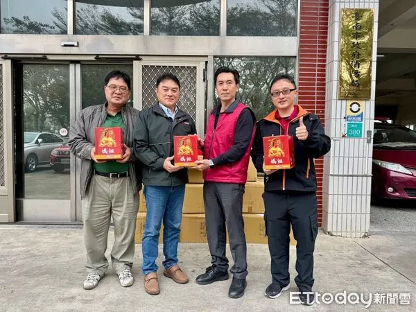 ▲協和田實業有限公司總經理王文男，捐贈媽祖一條根痠痛貼布約1萬片及藥膏一批，由救災救護第一大隊大隊長邱國禎代表接受。（圖／記者林東良翻攝，下同）