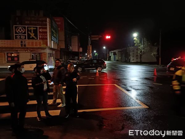 ▲▼74歲伍姓老婦不幸遭過彎砂石車輾斃。（圖／記者游芳男翻攝，下同）