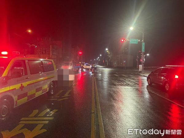 ▲▼74歲伍姓老婦不幸遭過彎砂石車輾斃。（圖／記者游芳男翻攝，下同）