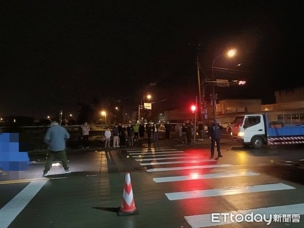 ▲▼74歲伍姓老婦不幸遭過彎砂石車輾斃。（圖／記者游芳男翻攝，下同）