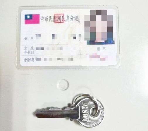 ▲航警局查獲UBER陳姓駕駛竊得之張姓網紅遺失錢包上證件與住家鎖匙等證物。（圖／航警局提供）