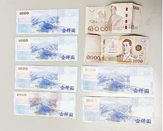 ▲航警局起出UBER陳姓駕駛竊得之張姓網紅遺失錢包上現金與外幣等證物。（圖／航警局提供）