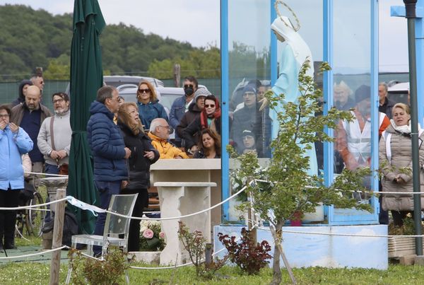 吉賽拉卡迪亞供人「朝聖」流血聖母像。（翻攝OBOZ.UA）