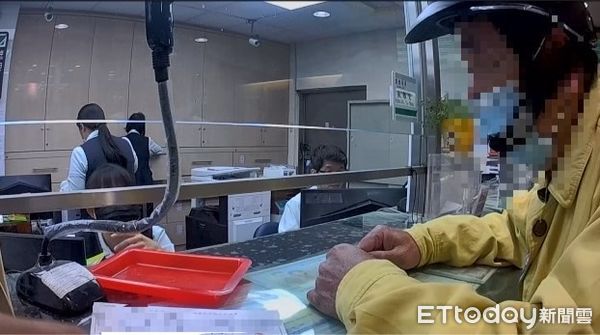 ▲內埔警分局內埔所警員徐敬堯阻止侯男被騙           。（圖／記者陳崑福翻攝）