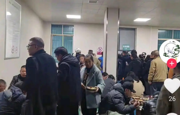 ▲▼貴州殯儀館米粉大排長龍。（圖／翻攝自抖音）