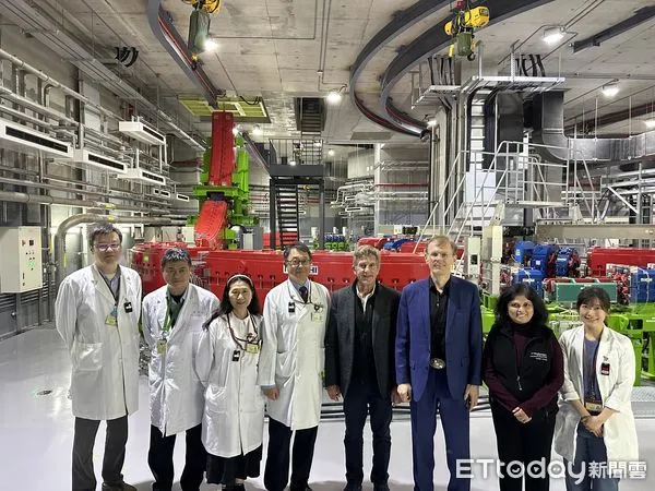 美國德州大學西南分校哈羅德·C·西蒙斯綜合癌症中心參訪北榮重粒子。（圖／北榮提供）