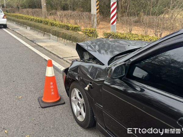 ▲金門三車連撞 。（圖／記者林名揚翻攝，下同）