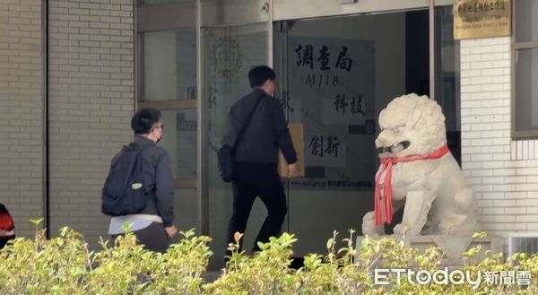 ▲▼林岱樺涉詐遭訊問！北高同步搜索，調查局人員疑帶回證物紙箱。（圖／記者吳世龍攝）