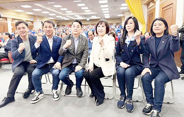 ▲桃園市六位立委會後彼此加油打氣。（圖／國民黨桃園市黨團提供）