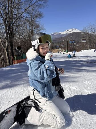 ▲鮪魚跪坐在雪地，舉起手做出拭淚動作。（圖／翻攝自Facebook／徐瑋吟 鮪魚）