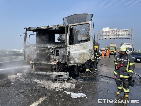 ▲砂石車20日早上行經台88萬丹交流道前不明原因車頭起火燃燒           。（圖／記者陳崑福翻攝）