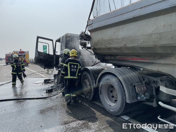 ▲砂石車20日早上行經台88萬丹交流道前不明原因車頭起火燃燒           。（圖／記者陳崑福翻攝）