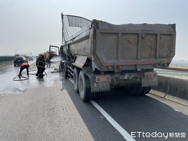 ▲砂石車20日早上行經台88萬丹交流道前不明原因車頭起火燃燒           。（圖／記者陳崑福翻攝）