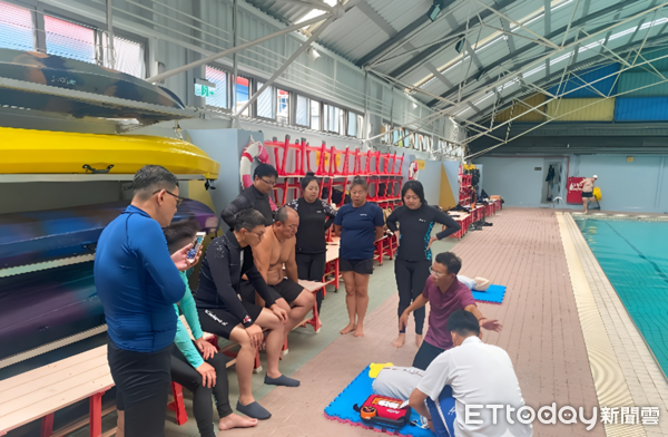 ▲航港局「民眾安全使用浮具遊憩推廣活動」CPR實作練習。（圖／航港局提供）