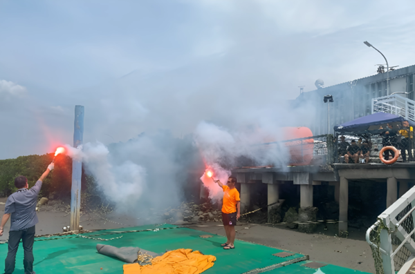 ▲「民眾安全使用浮具遊憩推廣活動」施放信號彈實作。（圖／航港局提供）