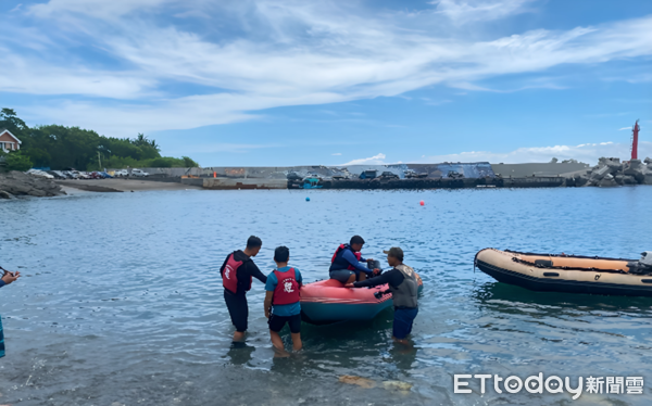 ▲「民眾安全使用浮具遊憩推廣活動」浮具操船實作。（圖／記者張佩芬攝）