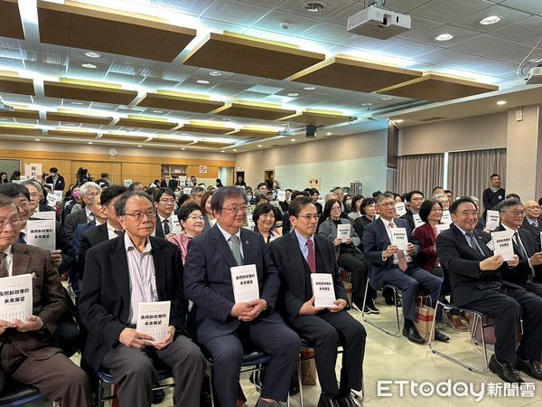 邱泰源出席《長照新政策的未來展望》一書發表記者會。（圖／記者趙于婷攝）