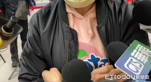 ▲▼台中市府勞工局今(20日)下午針對氣爆案受影響勞工勞動權益召開相關服務資源說明會，部分櫃姐到場聆聽。（圖／民眾提供）