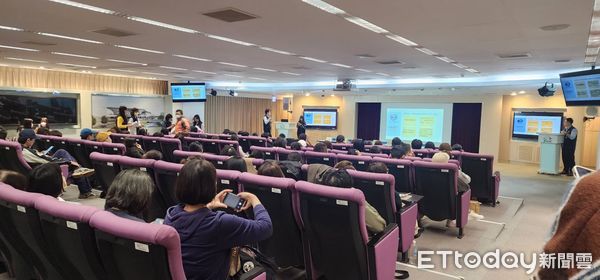 ▲▼台中市府勞工局今(20日)下午針對氣爆案受影響勞工勞動權益召開相關服務資源說明會，部分櫃姐到場聆聽。（圖／記者游瓊華攝）