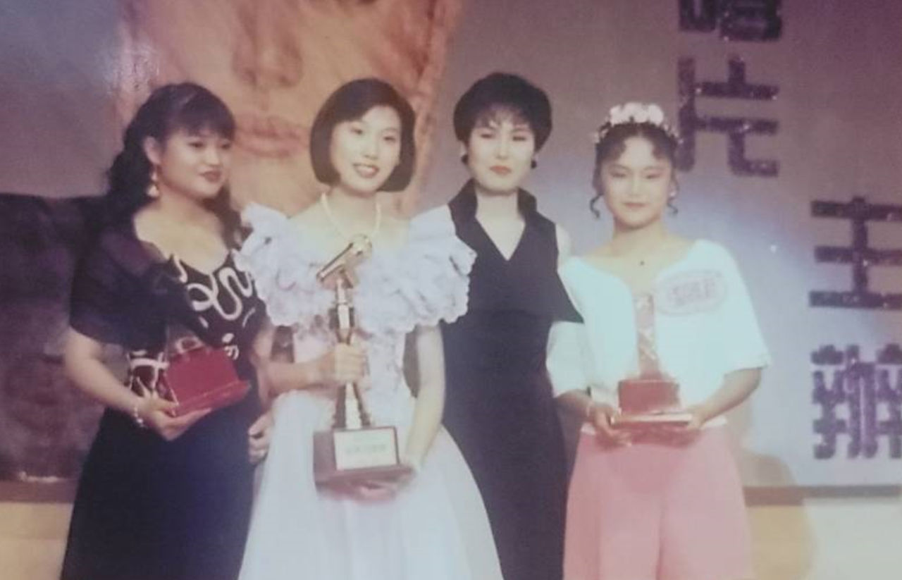 ▲▼台語歌手余秀娟當年參加江蕙盃全國歌唱大賽，從江蕙手中親自拿到冠軍獎盃。（圖／百福唱片提供）