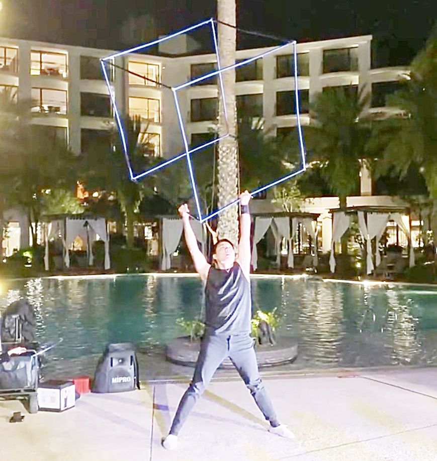 ▲去年在網路受邀至泰國表演火舞表演者謝岳鵬，歷劫歸來後昨晚在桃園市大溪區笠復威斯汀度假酒店表演。（圖／笠復威斯汀度假酒店提供）