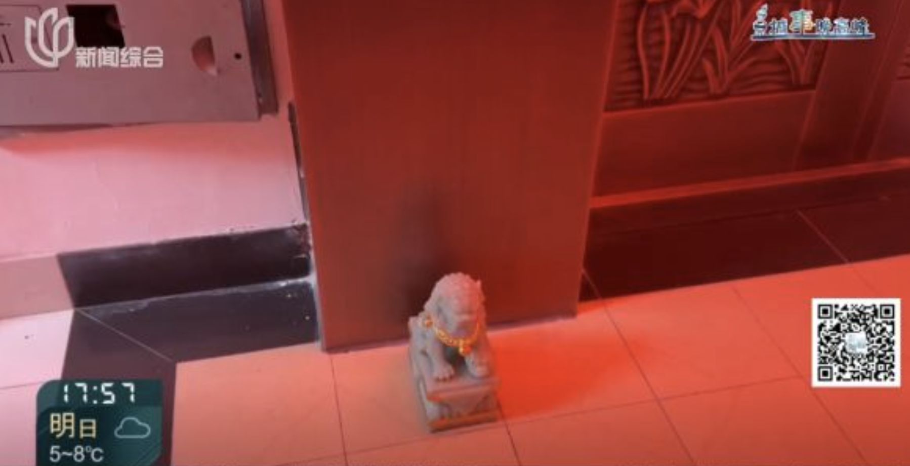 ▲上海一民眾在家門口擺陣，還掛上紅燈籠，讓鄰居每天經過覺得十分駭人。（圖／翻攝環球網）