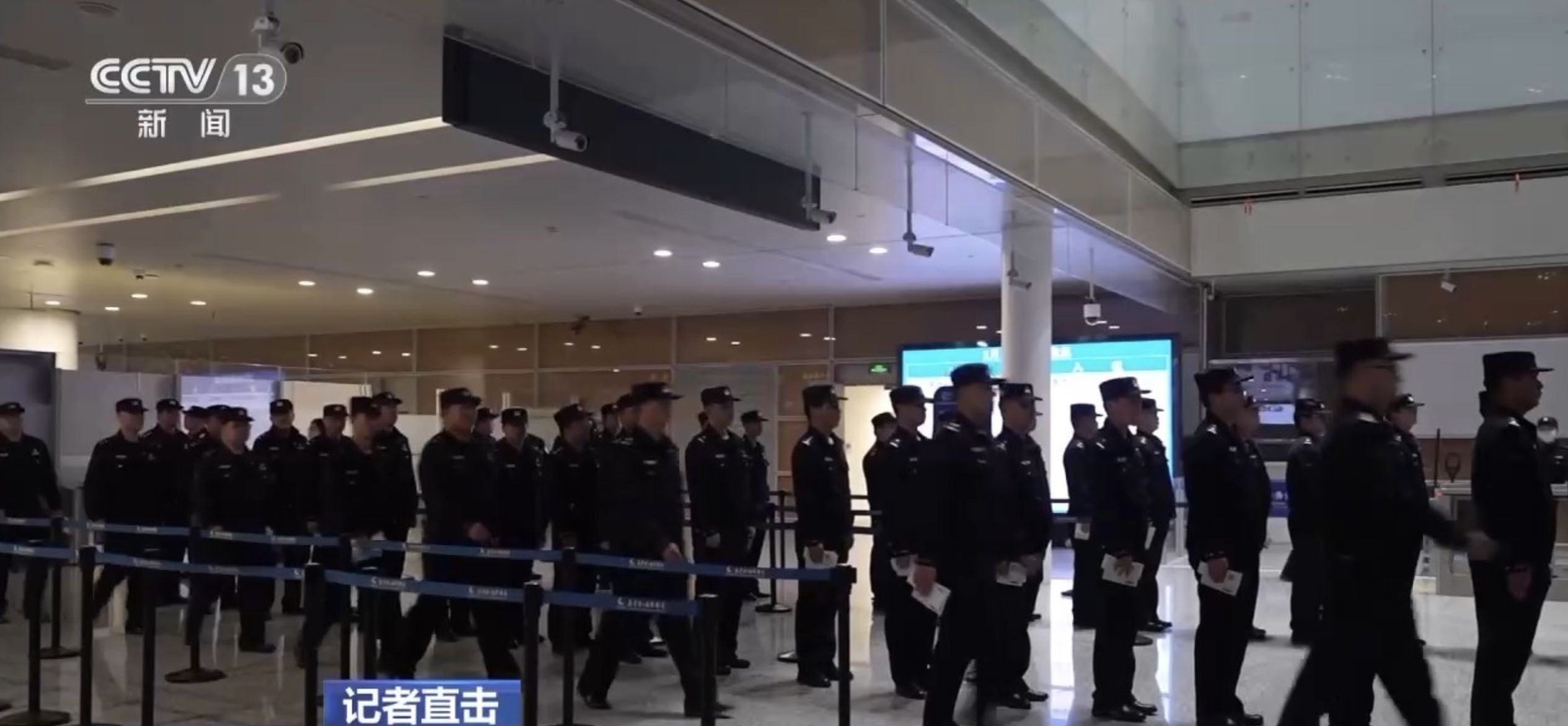 ▲緬甸妙瓦底地區200餘名中國電詐嫌疑犯乘專機被押送回南京祿口機場。（圖／翻攝央視）