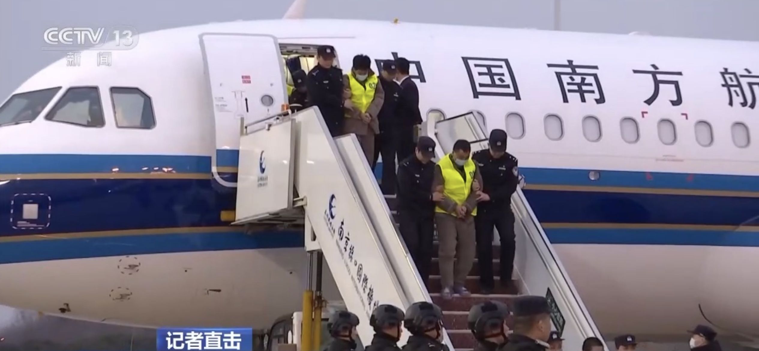 ▲緬甸妙瓦底地區200餘名中國電詐嫌疑犯乘專機被押送回南京祿口機場。（圖／翻攝央視）