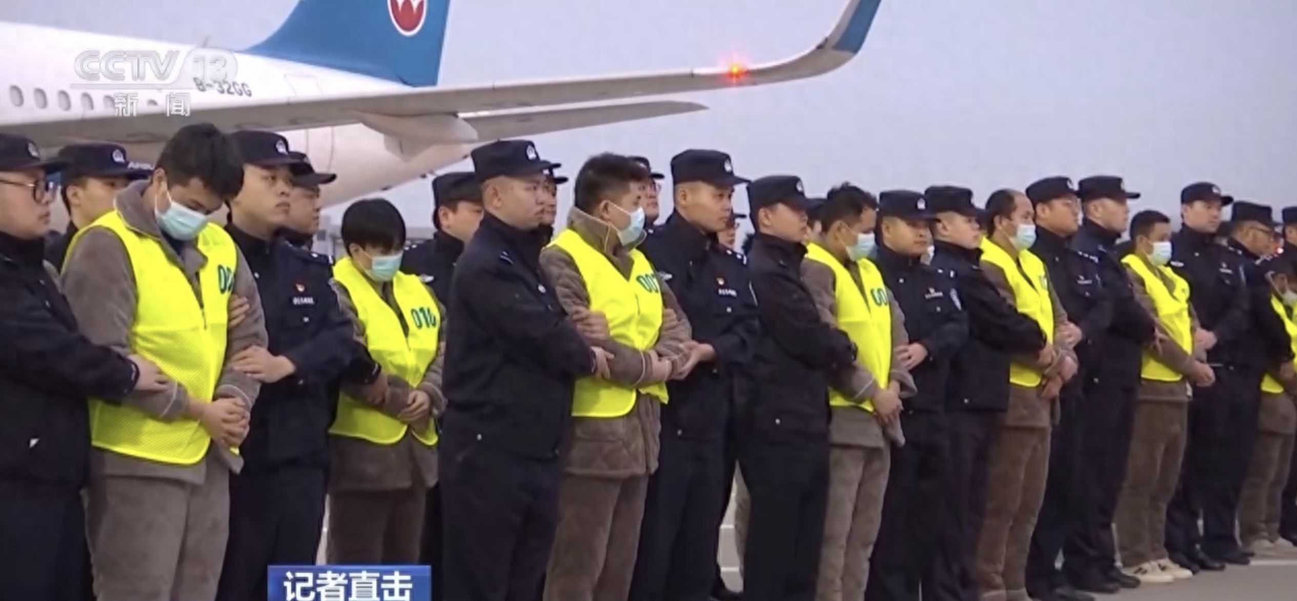 ▲緬甸妙瓦底地區200餘名中國電詐嫌疑犯乘專機被押送回南京祿口機場。（圖／翻攝央視）