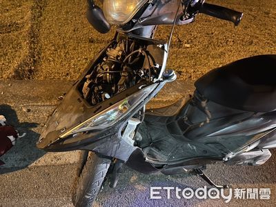 台中外送員深夜碰撞大貨車亡!驚悚撞擊畫面曝 現場滿地殘骸