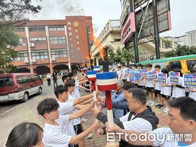 台南長中「跨139邁向百世」聖火 陳亭妃、曾之婕出席傳遞