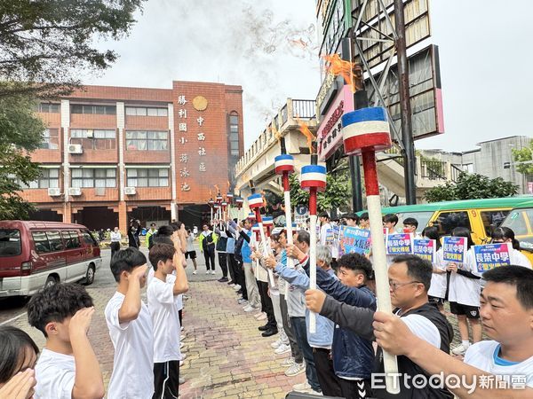 ▲全台創校最悠久的長榮中學，20日上午舉行「跨139邁向百世」的聖火傳遞活動，立委陳亭妃、議員曾之婕及15位東區里長也加入聖火傳遞。（圖／記者林東良攝，下同）