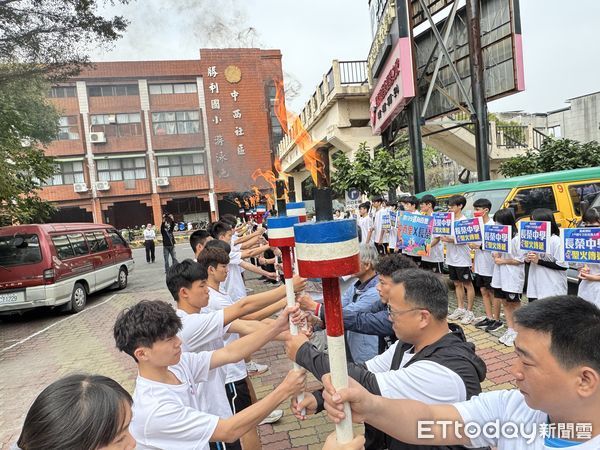 ▲全台創校最悠久的長榮中學，20日上午舉行「跨139邁向百世」的聖火傳遞活動，立委陳亭妃、議員曾之婕及15位東區里長也加入聖火傳遞。（圖／記者林東良攝，下同）