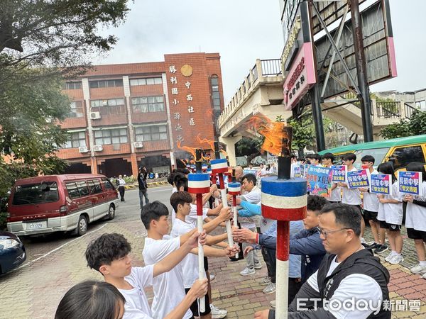 ▲全台創校最悠久的長榮中學，20日上午舉行「跨139邁向百世」的聖火傳遞活動，立委陳亭妃、議員曾之婕及15位東區里長也加入聖火傳遞。（圖／記者林東良攝，下同）