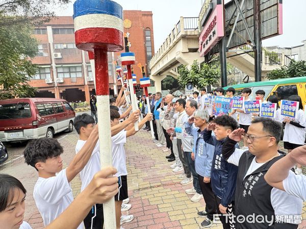 ▲全台創校最悠久的長榮中學，20日上午舉行「跨139邁向百世」的聖火傳遞活動，立委陳亭妃、議員曾之婕及15位東區里長也加入聖火傳遞。（圖／記者林東良攝，下同）