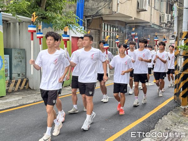 ▲全台創校最悠久的長榮中學，20日上午舉行「跨139邁向百世」的聖火傳遞活動，立委陳亭妃、議員曾之婕及15位東區里長也加入聖火傳遞。（圖／記者林東良攝，下同）